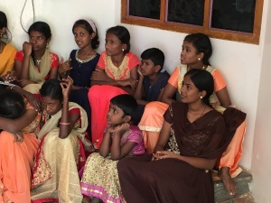 Mädchengruppe, an Wand sitzend